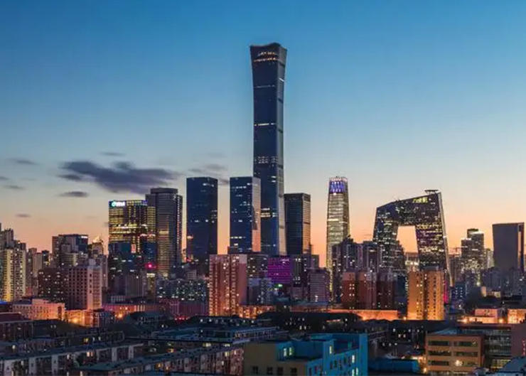 北京中国尊，顶升力12×400T，楼高528米