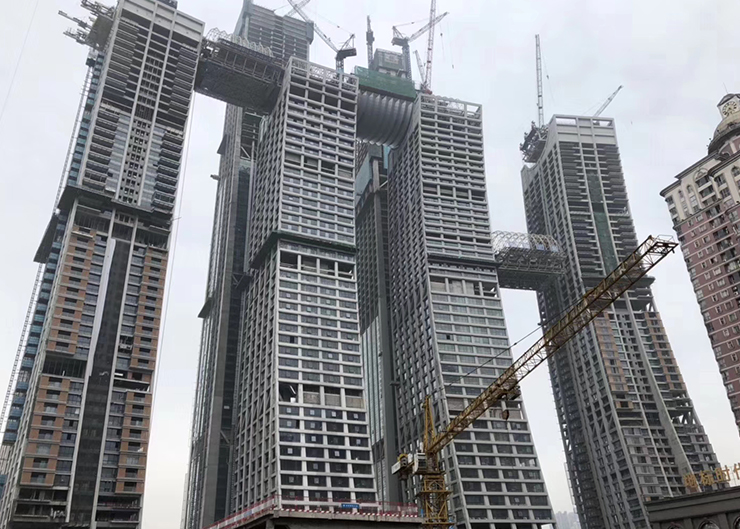 重庆来福士广场景观天桥结构提升（提升重量3x900吨 ，提升高度203米）