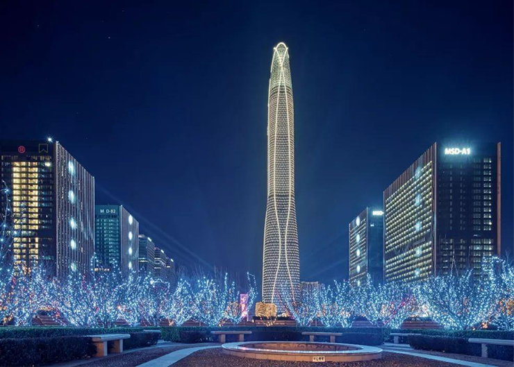 天津周大福国际金融中心，顶升力8×400T，楼高530米