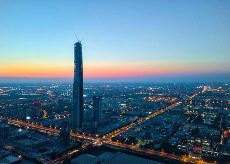 天津117高银大厦，顶升力4×450T，楼高598米